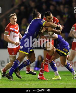 Le Zeb Taia de St Helens Saints est affronté par Ben Murdock-Masila de Warrington Wolves (à gauche) et Blake Austin (à droite) lors du match de la Super League Betfred au stade Halliwell Jones de Warrington. Banque D'Images