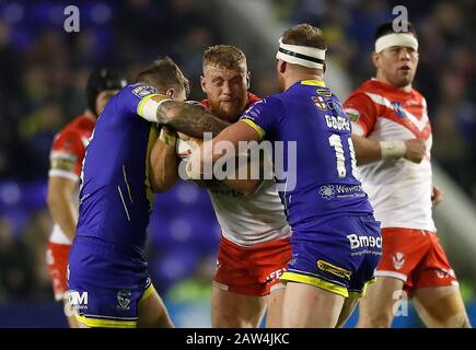 Luke Thompson, St Helens Saints, est affrontée par Daryl Clark (à gauche) et Mike Cooper (à droite) lors du match de la Super League Betfred au stade Halliwell Jones, Warrington. Banque D'Images