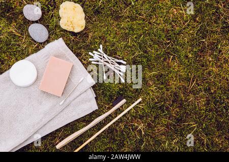 Concept de produits naturels et biodégradables. Divers produits de salle de bains sur la mousse verte naturelle à l'extérieur. Vue à plat avec beaucoup d'espace de copie. Fib bambou Banque D'Images
