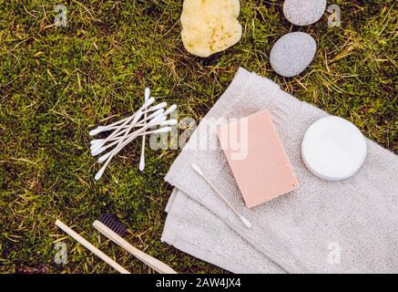 Concept de produits naturels et biodégradables. Divers produits de salle de bains sur la mousse verte naturelle à l'extérieur. Vue à plat avec beaucoup d'espace de copie. Fib bambou Banque D'Images