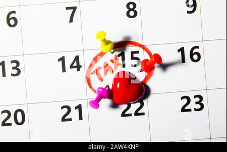 Concept De La Journée De L'Impôt 15 Avril 2020. Calendrier de rappel avec des épingles colorées et du texte de marquage rouge. Banque D'Images