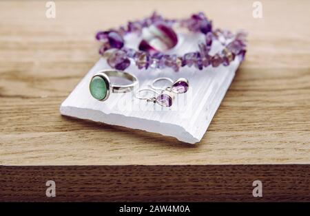 La plaque de charge naturelle en cristal de Selenite est utilisée pour nettoyer et charger d'autres cristaux pierres semi-précieuses et bijoux faits avec des pierres gemmes. Banque D'Images