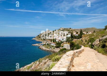 Passerelle en pierre menant à la pittoresque côte d'Hydra, l'une des îles Saroniques de Grèce dans la mer Égée. Une belle journée ensoleillée. Banque D'Images