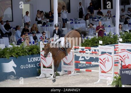 Dossier : 6 février 2020. La fille de Bill Gates, Jennifer, s'est engagée à l'Equestrian égyptien Nayel Nassar. Photo prise : Miami BEACH, FL - 20 AVRIL : Jennifer Gates aux finales de Longines Global Champions Tour à Miami Beach. La fille de la chanteuse Bruce Springsteen Jessica Rae Springsteen et d'autres pilotes l'ancienne mairesse de New York, la fille de Michael Bloomberg, Georgina Bloomberg, ainsi que la fille de Bill Gates, Jennifer Gates, étaient toutes présentes le 20 avril 2019 à Miami Beach, en Floride Personnes: Jennifer Gates crédit: Storms Media Group/Alay Live News Banque D'Images