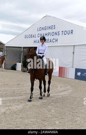 Dossier : 6 février 2020. La fille de Bill Gates, Jennifer, s'est engagée à l'Equestrian égyptien Nayel Nassar. Photo prise : Miami BEACH, FL - 20 AVRIL : Jennifer Gates aux finales de Longines Global Champions Tour à Miami Beach. La fille de la chanteuse Bruce Springsteen Jessica Rae Springsteen et d'autres pilotes l'ancienne mairesse de New York, la fille de Michael Bloomberg, Georgina Bloomberg, ainsi que la fille de Bill Gates, Jennifer Gates, étaient toutes présentes le 20 avril 2019 à Miami Beach, en Floride Personnes: Jennifer Gates crédit: Storms Media Group/Alay Live News Banque D'Images