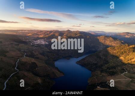 Vue aérienne de la vallée du Douro, avec ses vignobles en terrasses, la rivière Tua et le village de Sao Mamede Ribatua, à Vila Real, Portugal; concept Banque D'Images