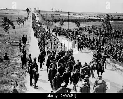 Long Line de Soldats allemands Capturés, Prisonniers de guerre, marchant le long de la route, France, 1916-1918 Banque D'Images