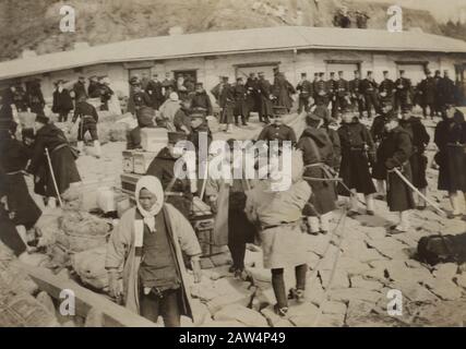 Les Troupes japonaises de Cavalerie regardaient leurs fournitures sur la plage de Chemulpo, photo de Robert Lee Dunn, février 1904 Banque D'Images