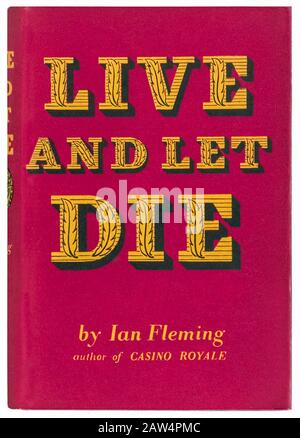 Vivez et Laissez mourir par Ian Fleming (1908-1964) le deuxième roman à présenter l'agent britannique de service secret 007 James Bond qui enquête sur M. Big à Harlem avec sa fortune à l'assistant Solitaire. Photo de 1954 première édition couverture par Kenneth Lewis. Banque D'Images