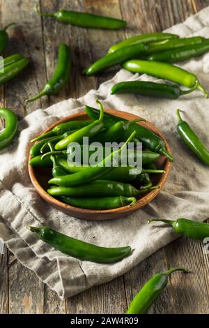 Poivrons Serrano Bio Crus Verts Dans Un Bol Banque D'Images