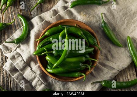 Poivrons Serrano Bio Crus Verts Dans Un Bol Banque D'Images