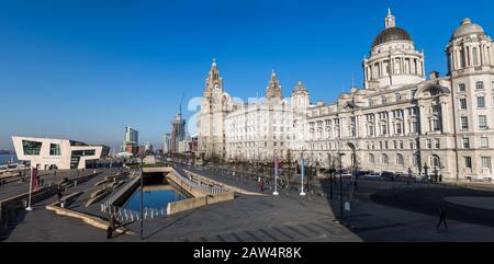 Panorama multiimage des Trois grâces sur le bord de l'eau de Liverpool capturé en février 2020. Banque D'Images