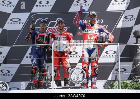 Ducati's Team Rider Italien Andrea Dovizioso, gagnant, Maverick Vinales d'Espagne et Movisstar Yamaha MotoGP second, Danilo Petrucci d'Italie et OCTO Banque D'Images