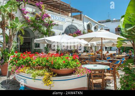 Restaurant, Chiaia Di Rose Beach, SanT' Angelo, Ischia, Riviera Napolitaine, Italie Banque D'Images