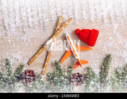 Optez pour le concept de ski d'hiver. Vue de dessus de l'avion, des skis, des chapeaux de bonnet, des branches d'arbres d'épicéa sur fond naturel confortable en bois. Banque D'Images