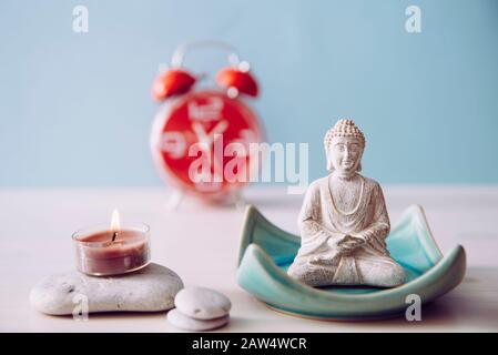 Trouver du temps pour l'auto-soin et l'équilibre entre l'âme du corps et l'esprit. Équilibre entre le travail et le concept de maison. Lotus pose blanc de couleur assis méditation Bu Banque D'Images