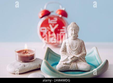 Trouver du temps pour l'auto-soin et l'équilibre entre l'âme du corps et l'esprit. Équilibre entre le travail et le concept de maison. Lotus pose blanc de couleur assis méditation Bu Banque D'Images