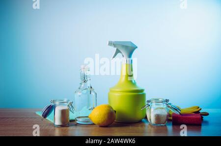 Concept de nettoyants naturels. Ingrédients naturels bio écologiques pour le nettoyage à la maison, vinaigre blanc, citron, bicarbonate de soude, acide citrique sur table en bois avec CO Banque D'Images