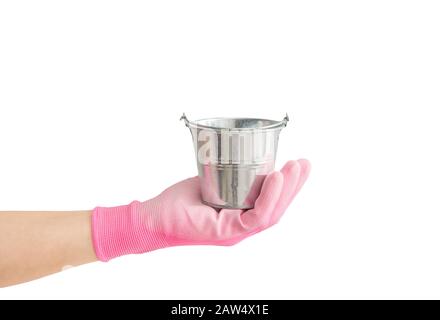 Femme gestuelle à la main et tenant un petit seau de jardinage sur la paume de la main, portant des gants de jardinage en caoutchouc rose de travail de paume de textile. Isolé sur blanc Banque D'Images