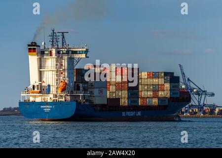 Bateau d'alimentation Andromeda J - bateau d'alimentation de conteneurs agréé chypriote Andromeda J entre au port Felixstowe avec sa charge de conteneurs. Banque D'Images