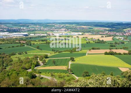 Paysage de Kraichgau, Bade-Wuerttemberg, Allemagne avec Musée technique de Sinsheim et statdiu de Football, stade Rhein-Neckar en arrière-plan Banque D'Images