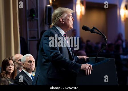 Washington, États-Unis D'Amérique. 06 février 2020. Washington, États-Unis D'Amérique. 06 Février 2020. Le président américain Donald Trump prononce des remarques lors du petit-déjeuner national de prière 2020 au Washington Hilton le 6 février 2020 à Washington, DC Trump a utilisé l'événement normalement bipartisan pour faire sauver ses opposants les qualifiant de vicieux et de vouloir suivre son acquittement du Sénat dans le procès de destitution. Crédit: Joyce Boghosian/Maison Blanche Photo/Alay Live News Banque D'Images