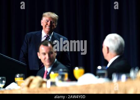 Washington, États-Unis D'Amérique. 06 février 2020. Washington, États-Unis D'Amérique. 06 Février 2020. Le président américain Donald Trump prononce des remarques lors du petit-déjeuner national de prière 2020 au Washington Hilton le 6 février 2020 à Washington, DC Trump a utilisé l'événement normalement bipartisan pour faire sauver ses opposants les qualifiant de vicieux et de vouloir suivre son acquittement du Sénat dans le procès de destitution. Crédit: D. Myles Cullen/White House Photo/Alay Live News Banque D'Images