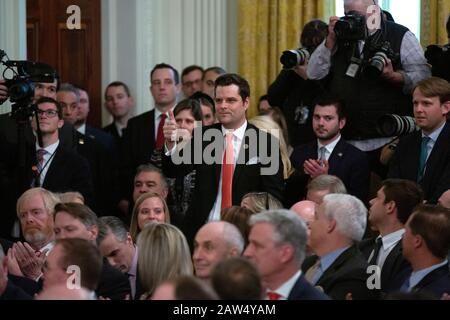 Le représentant des États-Unis Matt Gaetz (républicain de Floride) donne un pouce au président américain Donald J. Trump après avoir été présenté lors des remarques de Trump concernant le vote du Sénat pour l'acquitter des deux articles d'impeachment dans la salle est de la Maison Blanche à Washington, DC, États-Unis, Le jeudi 6 février 2020. Crédit : Stefani Reynolds/CNP /MediaPunch Banque D'Images