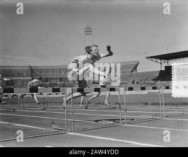 Journée Olympique À Amsterdam. Fbk haies pendant 80 mètres. Date: 21 Juillet 1951 Lieu: Amsterdam, Noord-Holland Mots Clés: Athlétisme, Sport Nom De La Personne: Blankers-Koen, Fanny Banque D'Images