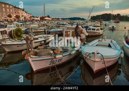 Port de Rovinj, avec bateaux de pêche blancs, Croatie Banque D'Images