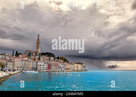 Tempête nuage sur la vieille ville de Rovinj, Croatie Banque D'Images