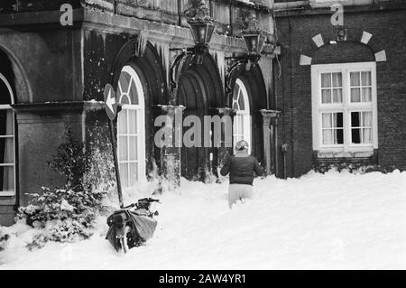Les pompiers d'Amsterdam ont à la Haye Binnenhof recouvert d'une couche épaisse de mousse pour protester contre les 3.5 tentatives de livraison de journaux à l'entrée de la Maison à venir Date: 15 novembre 1983 lieu: Courtyard, La Haye, South Holland mots clés: Action, officiers, pompiers, livreurs de journaux, salaire et prix Banque D'Images