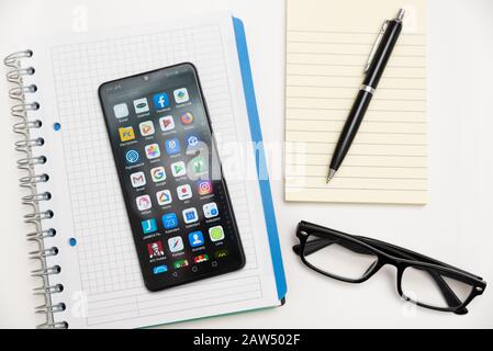 Wroclaw, Pologne - OCT 23, 2019 : Plusieurs applications Android installé sur Huawei P30 Banque D'Images