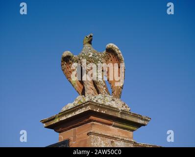 L'aigle en pierre garde l'entrée du château de Thirlesane, Lauder, Berwickshire, Scottish Borders, Royaume-Uni Banque D'Images