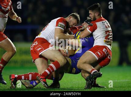 Matt Davies, de Warrington Wolves, est attaqué par Joe Batchelor (à gauche) et James Bentley (à droite) lors du match de la Super League Betfred au stade Halliwell Jones, Warrington. Banque D'Images