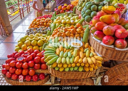 Funchal, Portugal - 3 juin 2013 : stand de marché à Funchal, Madère avec différents fruits exotiques. La salle de marché de Funchal est un desti touristique populaire Banque D'Images