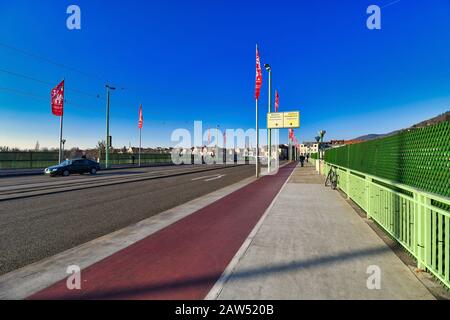 Heidelberg, Allemagne - février 2020: Pont central de la "Theodor Heuss" traversant la rivière Neckar dans le centre-ville Banque D'Images