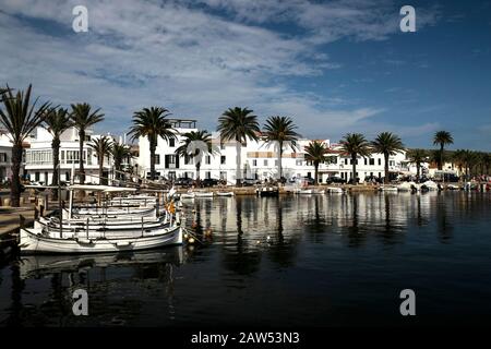 Bateaux dans le port de Fornells, Minorque Banque D'Images