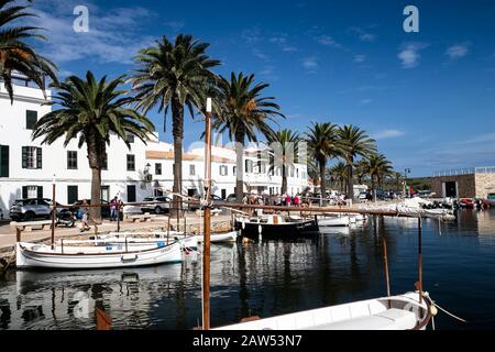 Bateaux dans le port de Fornells, Minorque Banque D'Images