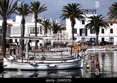 Bateaux dans le port de Fornells, Minorque Banque D'Images