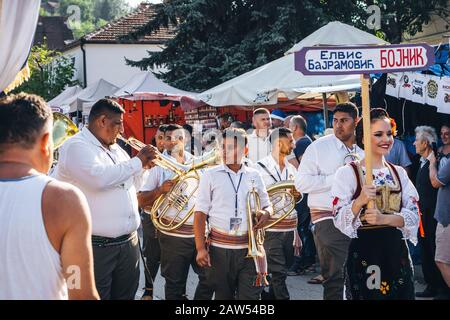 Défile de bande de laiton au festival de Trumpet à Guca Banque D'Images