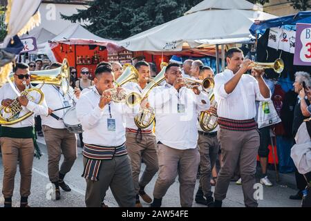 Défile de bande de laiton au festival de Trumpet à Guca Banque D'Images