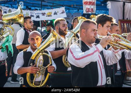 Défile de bande de laiton au festival de Trumpet à Guca Banque D'Images