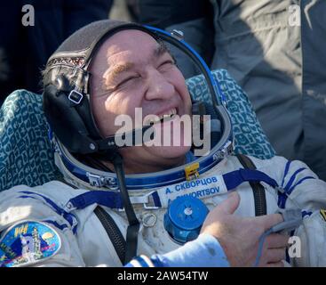 Zhezkazgan, Kazakhstan. 06 février 2020. Le cosmos cosmonaute Alexander Skvortsov est aidé à sortir de l'engin Soyuz MS-13 à quelques minutes seulement après qu'il, l'astronaute de l'ESA Luca Parmitano, et l'astronaute de la NASA Christina Koch, ont atterri à bord de l'engin russe Soyuz MS-13 dans une zone éloignée le 6 février 2020 près de Zhezkazgan, au Kazakhstan. Crédit: Bill Ingalls/Nasa/Alay Live News Banque D'Images