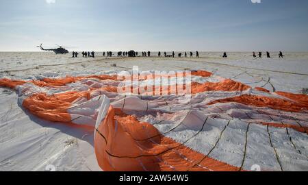 Zhezkazgan, Kazakhstan. 06 février 2020. Les équipes russes de recherche et de sauvetage arrivent à l'engin Soyuz MS-13 après avoir touché l'équipage de 61 membres de l'expédition, l'astronaute de la NASA Christina Koch, l'astronaute de l'ESA Luca Parmitano et le cosmos cosmonaute Alexander Skvortsov le 6 février 2020 dans une zone éloignée près de Zhezkazgan, au Kazakhstan. Koch est rentré sur Terre après avoir fait 328 jours dans l'espace, le plus long vol spatial de l'histoire par une femme, en tant que membre des expéditions 59-60-61 de la Station spatiale internationale. Crédit: Bill Ingalls/Nasa/Alay Live News Banque D'Images