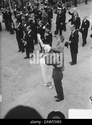 Dernière visite d'état en France Coty Pays-Bas. Départ et adieu Schiphol Date: 24 juillet 1954 lieu: North-Holland, Schiphol mots clés: Queens, royalties, présidents, princes, visites d'état Nom De La Personne: Bernhard, prince, Coty, R., Juliana, Queen Banque D'Images