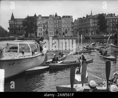 Les éclaireurs de filles apportent de leurs bateaux un salut à Lady Baden-Powell dans un bateau debout Date: 20 août 1954 lieu: Amsterdam, Noord-Holland mots clés: Bateaux, scouts de garçons, scouts de filles, tour bateaux Personne Nom: Baden-Powell Banque D'Images