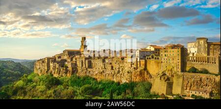 Toscane, village médiéval de Pitigliano sur colline rocheuse tuf. Panorama au coucher du soleil. Italie, Europe. Banque D'Images