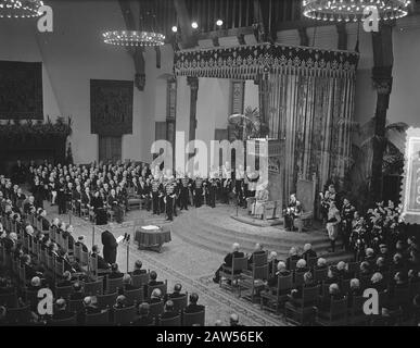 La reine Juliana signée lors d'une cérémonie officielle dans la salle des Chevaliers de la Haye Acte de confirmation de la Charte pour le Royaume Ã et les ministres donne un discours Annotation: Anniversaire du Statut, depuis le 15 décembre 1954 lieu: La Haye, Hollande-Méridionale mots clés : Reine, ministres, parlementaires «RS, cérémonies, princes, Nom De La Personne discours Bernhard (prince Pays-Bas), Juliana ( Reine Pays-Bas) Banque D'Images