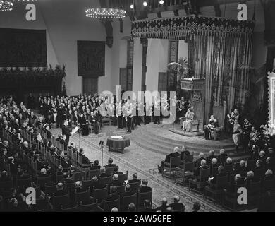 La reine Juliana signée lors d'une cérémonie officielle dans la salle des Chevaliers de la Haye Acte de confirmation de la Charte pour le Royaume Ã et les ministres donne un discours Annotation: Anniversaire du Statut, depuis le 15 décembre 1954 lieu: La Haye, Hollande-Méridionale mots clés : Reine, ministres, parlementaires «RS, cérémonies, princes, Nom De La Personne discours Bernhard (prince Pays-Bas), Juliana ( Reine Pays-Bas) Banque D'Images